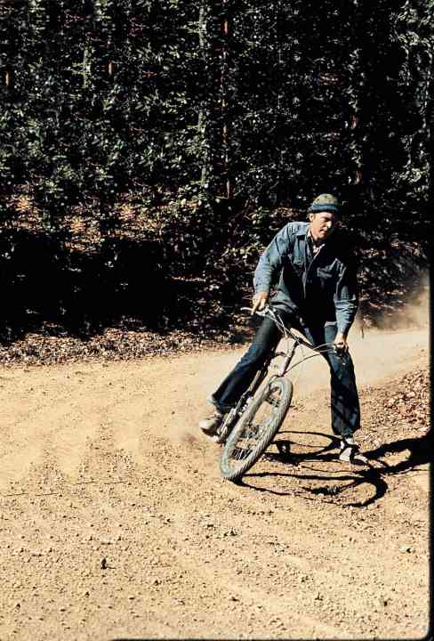   Ein Archiv-Bild aus den 70er-Jahren. Gary Fisher höchstselbst, einer der Erfinder des Mountainbikes, auf einem "Klunker". Damals fuhr man noch ohne Helm. Heute ein absolutes No-Go!