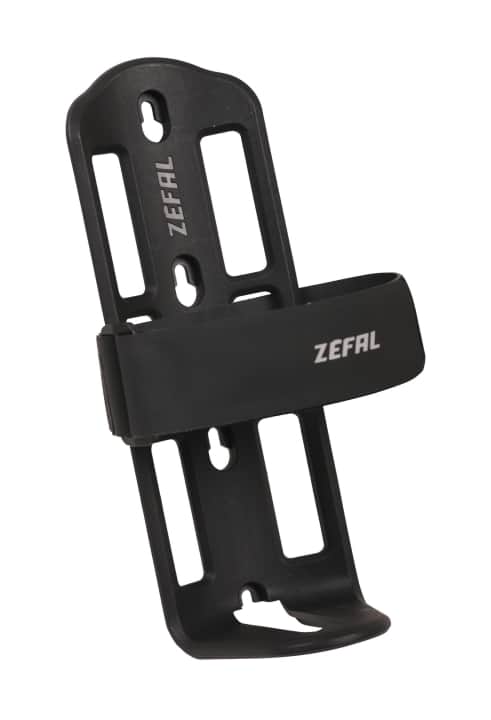 Ebenfalls von Zefal stammt der "Z Adventure Cage", der Flaschen von 66 bis 92 mm Durchmesser mittels Hypalongurt und Klett variabel und fest hält. Drei mögliche Befestigungsschrauben machen ihn perfekt zur Gabelmontage, Kosten: 24,95 Euro >> <a href="https://amzn.to/4czNpw7" target="_blank" rel="noopener noreferrer nofollow">hier erhältlich</a>*.