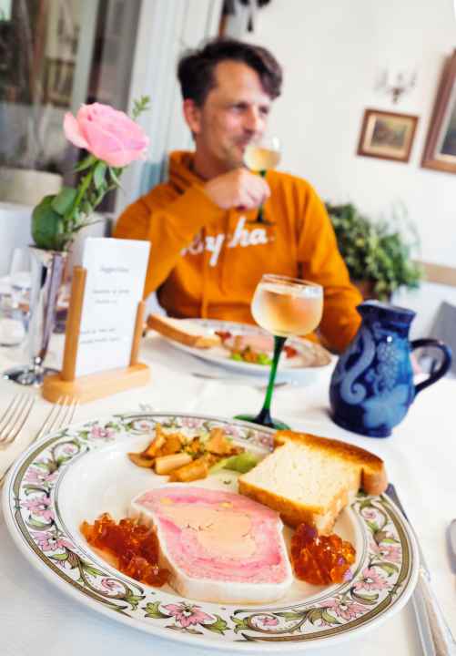 Stärkung mit Pastete und elsässischem Pinot gris.