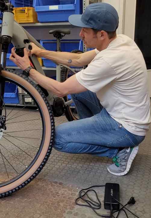 Da Lidl auf eine Ladebuchse am Bike verzichtet, muss der Akku zum Laden raus.