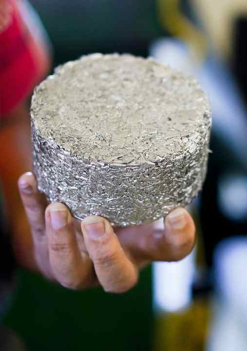 Die Metallspäne werden zu Pucks gepresst, was das Recycling effektiver und einfacher macht.