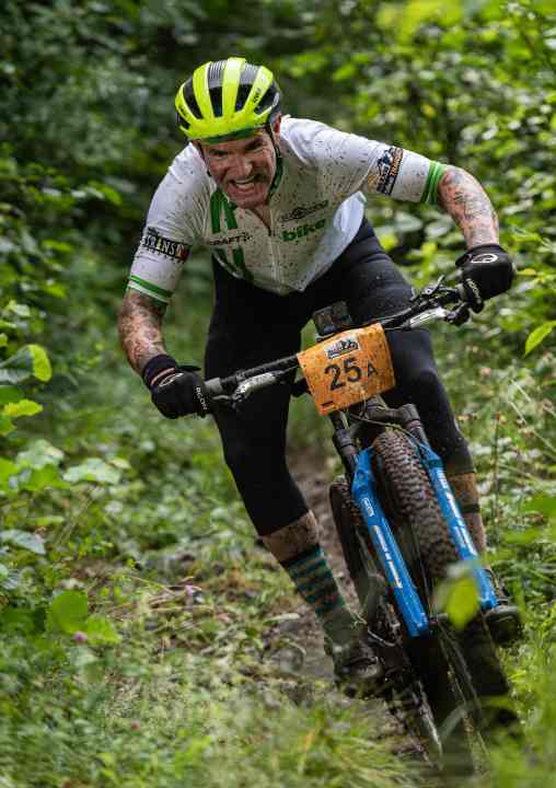 Die ultimativ harte Strecke der Jubiläums-Route brachte Fahrer und Material gleichermaßen ans Limit. Hier kämpft sich Henri Lesewitz über einen verschlammten Trail.
