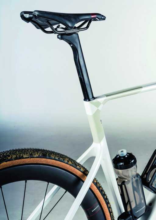 Rekordverdächtig: Die Carbonstütze und das filigrane Sitzrohr übernimmt das SuperX vom Race-Allrounder SuperSix Evo. Die Folge ist ein erstklassiger Heckkomfort.