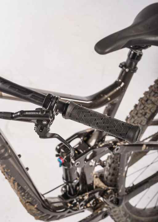 Wohltat: Die schmalen Griffe, die verstellbaren Shimano-Bremshebel und der frauenspezifische Sattel fielen bei den Testerinnen sofort positiv auf. Per Flipchip lässt sich die Geometrie steiler stellen. Gut: Die Drei-Stufen-Plattform. Sie beruhigt das Heck im Uphill.