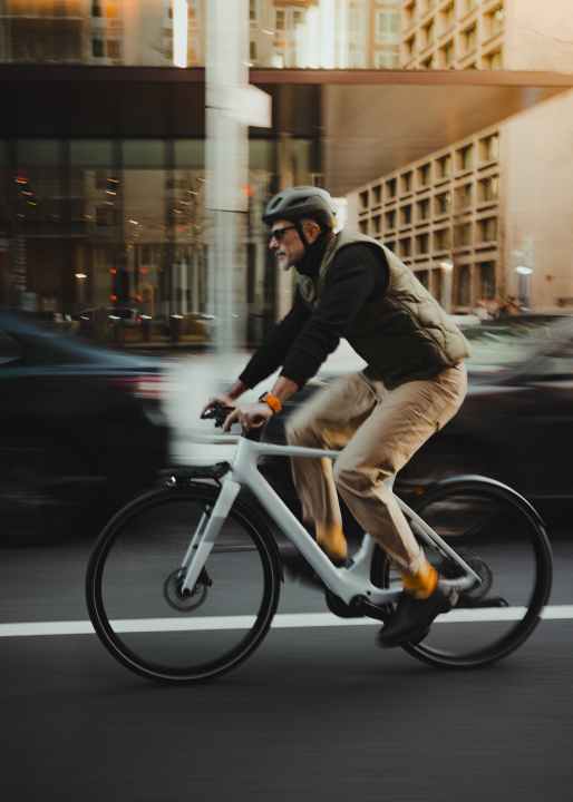 Dabei macht das neue E-Bike jedoch keine Abstriche in Sachen Komfort und Alltagstauglichkeit. Dazu gehören ein leistungsstarkes Frontlicht und ein integriertes Rücklicht, ein minimalistischer Frontgepäckträger, robuste und leichte Schutzbleche und ergonomische Komfortgriffe.