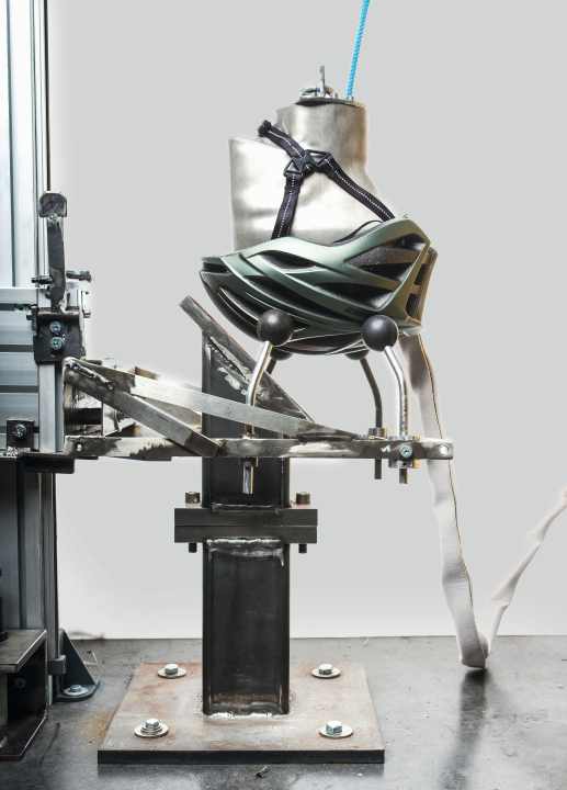 Crash-Test: Der Fallturm im TOUR-Labor lässt den Helm schräg aufprallen. Sensoren im Kopf liefern die Crash-Daten