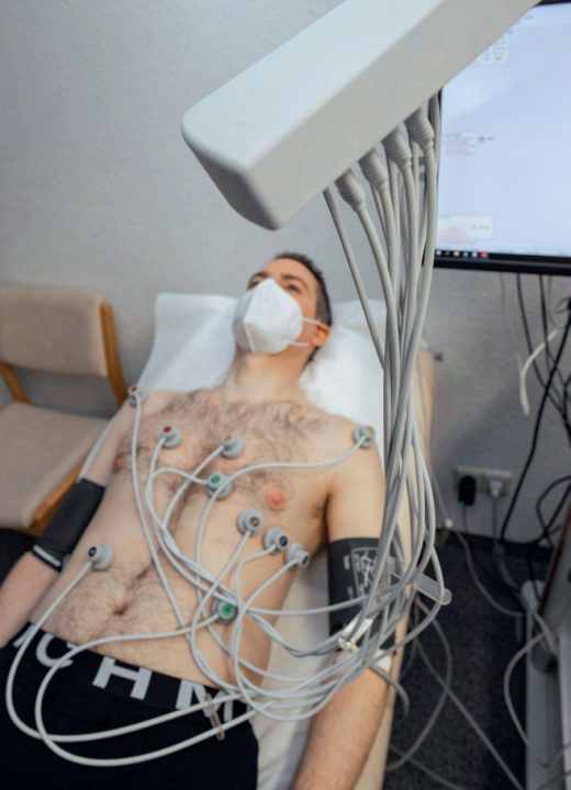 Ruhe-EKG und gleichzeitige Blutdruck-Messung an Armen und Knöcheln zur Ermittlung des ABI-Werts.