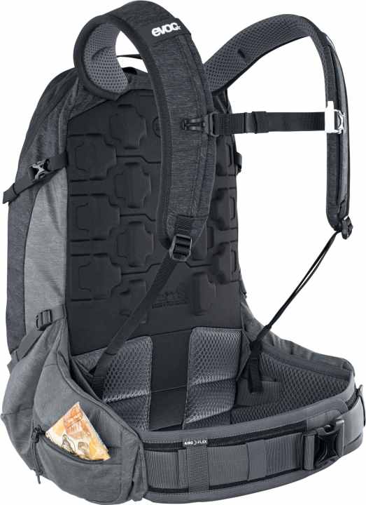 Für die optimale Lastverteilung umarmt der Trail Pro seinen Träger. Variable Verbindungselemente der Schultergurte sollen sich an jede Schulterbreite anpassen.