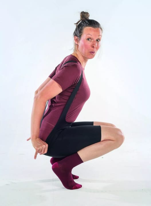 SQlab und Castelli erleichtern Radlerinnen die Pinkelpause. Dank cleverer Konstruktion kann man einfach die Hose über das Gesäß ziehen.