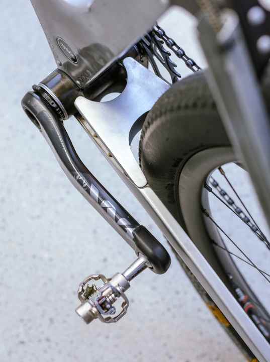 Wie das Steuerrohr, so besteht auch das Tretlagergehäuse aus Stahl. Zwei Querbleche verstärken die Steifigkeit in dem Bereich.