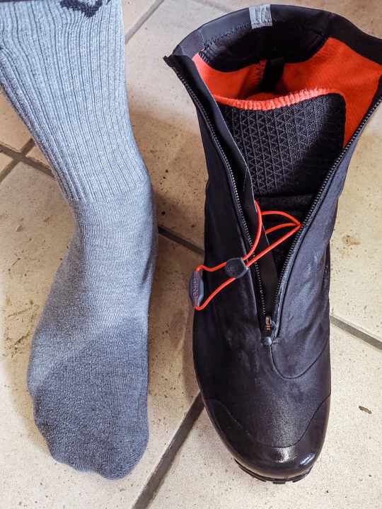 Wenn’s heftig kübelt, hält der Giro nicht hundertpro dicht. Leichte Schauer macht er aber klaglos mit