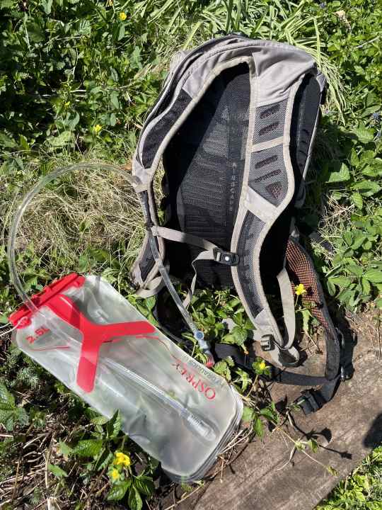 Die 2,5,-Liter-Trinkblase ist hier der Star mit dem Haltegriff. So macht Befüllen Spaß.