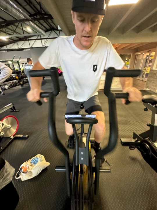 Ein Warmup gehört vor dem Krafttraining immer dazu. Im Fitnessstudio ist das Training wetterunabhängig.