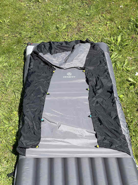 Das Zenbivy Light Sheet schafft die unzertrennliche Connection zwischen Schlafsack und Isomatte.