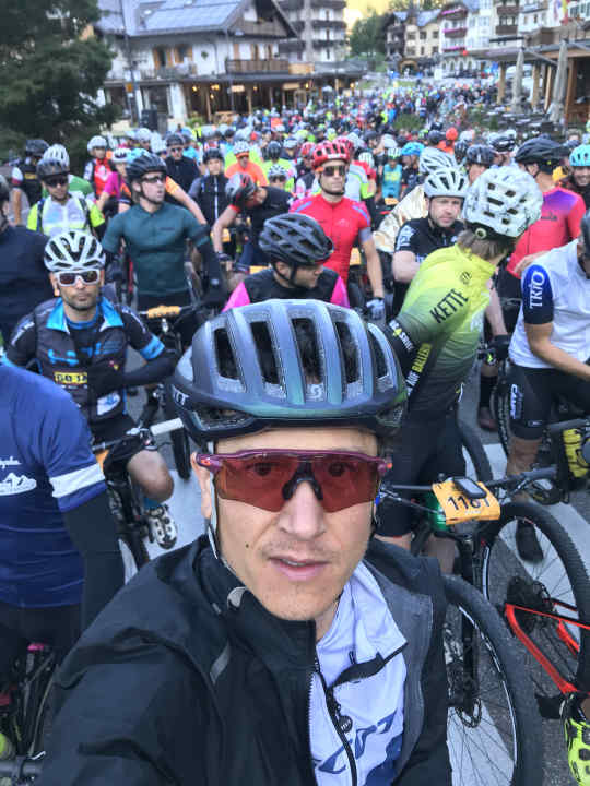 David im Getümmel: San Martino verabschiedet die BIKE Transalp 2022 mit einem Sonnengruß.
