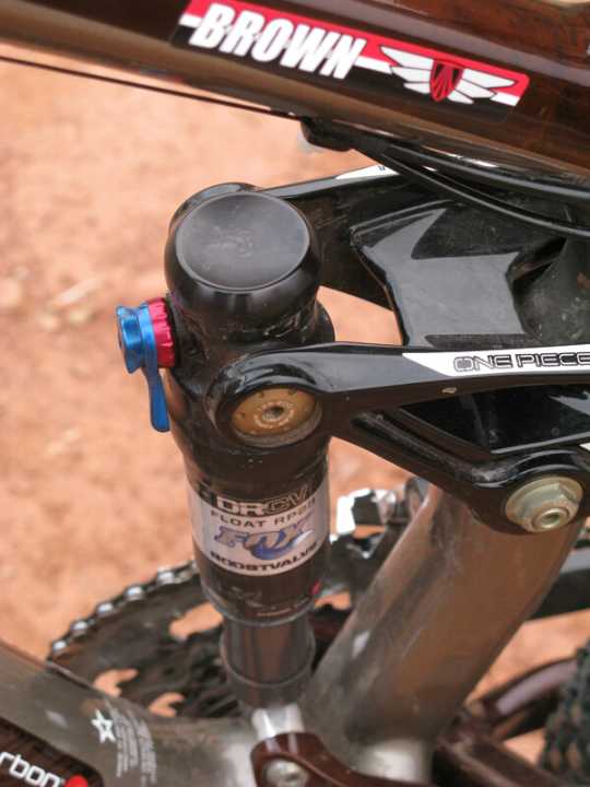   Im Kopf des Fox-Dämpfers sitzt eine zweite Luftkammer (DRCV = Dual Rate Control Valve). Sie öffnet sich bei harten Schlägen und gibt den vollen Federweg frei. Das spürt man auch!