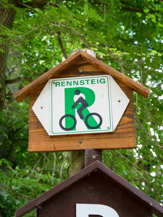 Diese Schilder leiten Mountainbikern am Rennsteig den richtigen Weg.