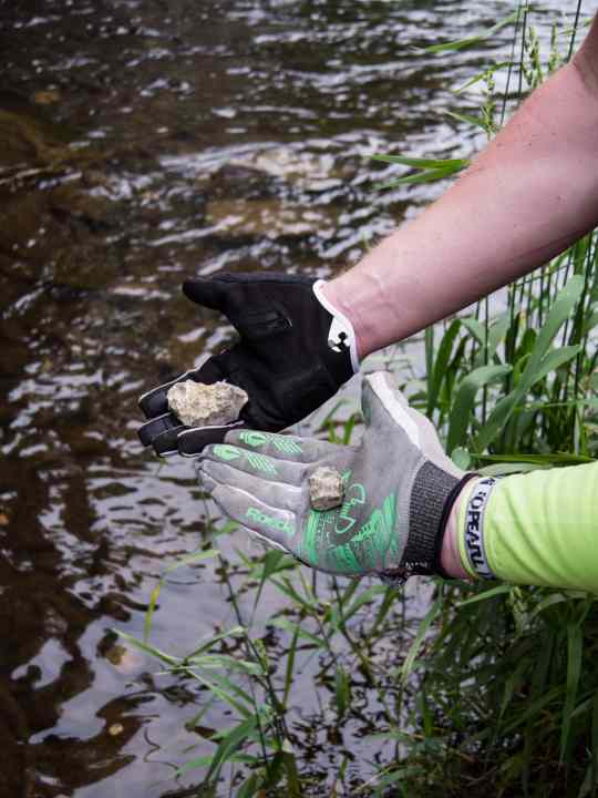 Weit gereiste Glückssteine: ab in die Saale damit.