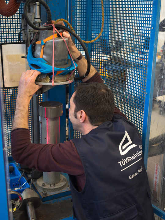 Sämtliche Helme werden für unseren BIKE-Test penibel vom TÜV-Prüfer eingerichtet.