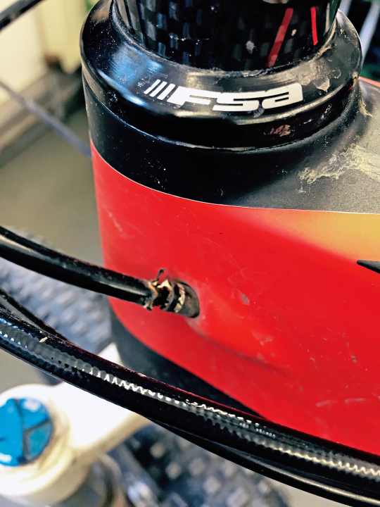   Eingeknickt: Die Zuganschläge am Orbea erlauben keinen harmonischen Leitungsbogen und knicken beim Lenkeinschlag ab.