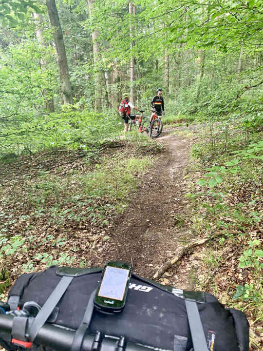 Am Ende des legendären "Larry-Trails", den der Entdecker eigentlich Dornröschen-Trail getauft hat. Die letzten Trail-Meter führten entlang der A7, bevor es über Wiesen- und Schotterwege rüber nach Volkach ging.