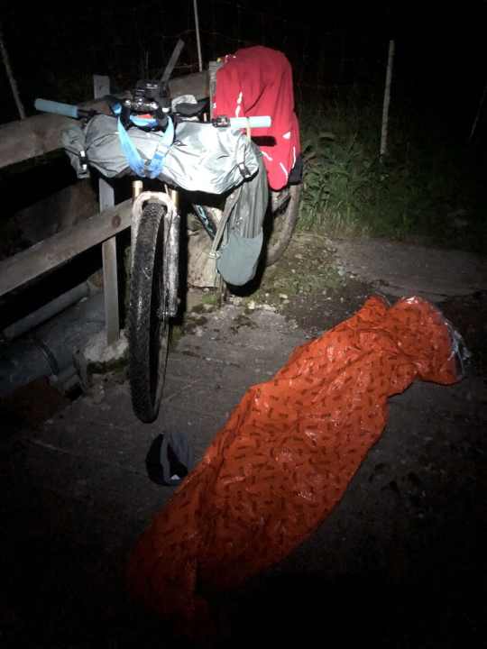   Ein typisches Nachtlager für Böhringer während des Hope 1000. Lange Schlafpausen aber gönnte sich der motiverte Ultrasportler nicht. 