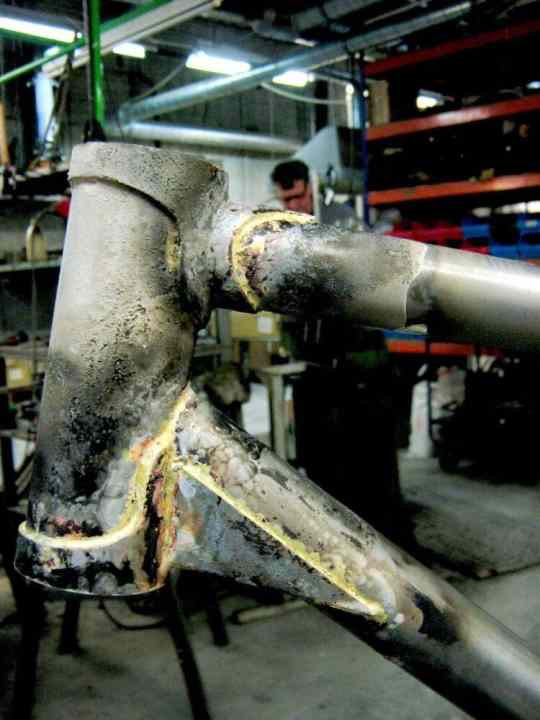   Der Rahmen für Henri, noch splitternackt und roh nach dem Löten. Patria ist eine der wenigen Firmen weltweit, die Mountainbikes mit Muffen baut. Um die Lenkkopfsteifigkeit zu erhöhen, wird der untere Bereich des Steuerrohrs mit einem zusätzlichen Eckblech (engl.: gusset) verstärkt. 