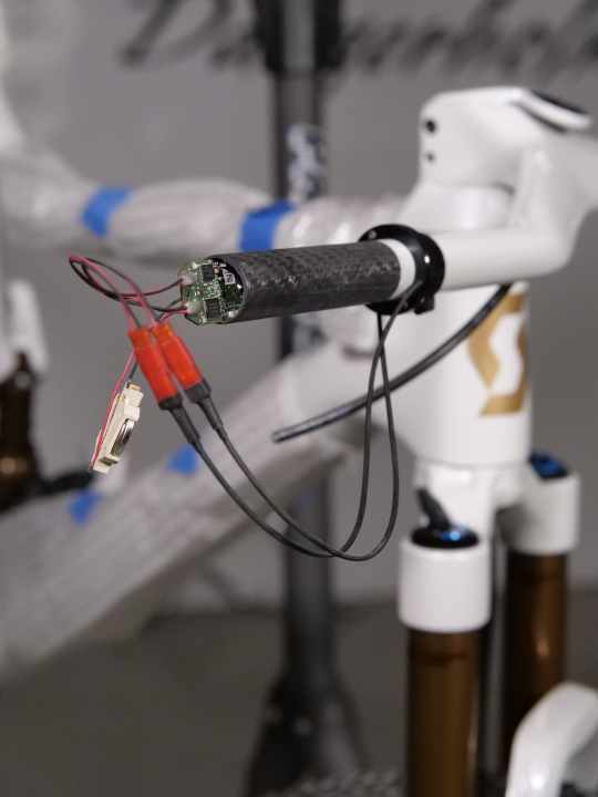   Die Steuerungen für die AXS-Schaltung und die elektronische Variostütze verstecken sich im Inneren des Lenkers.