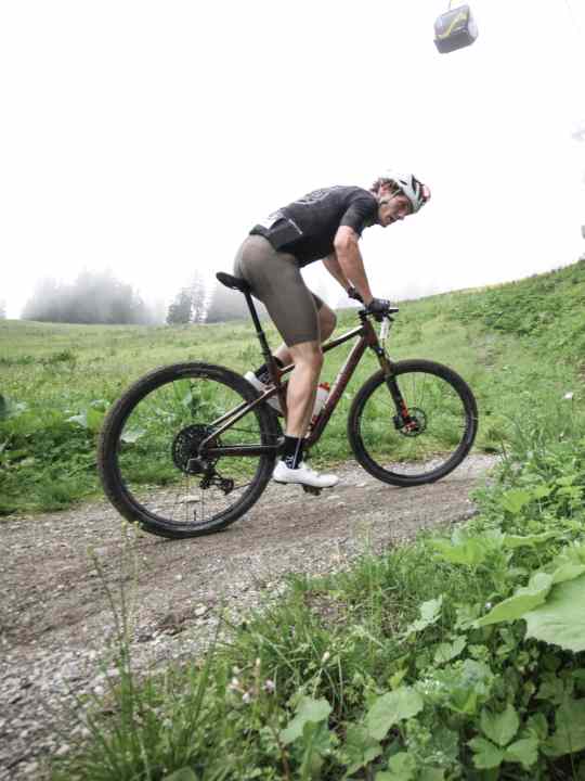Furunkel können extrem schmerzhaft sein und langes Sitzen im Sattel eines Mountainbikes zur Qual machen.