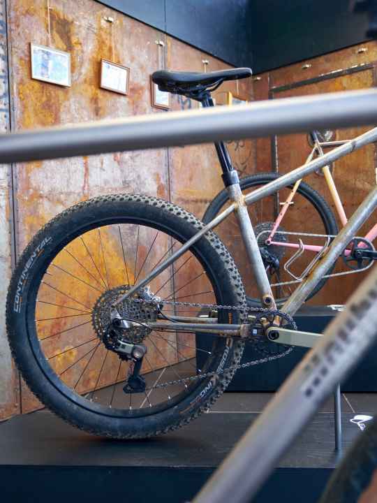 Dlouhy Cycles aus Leipzig hatte rohe Rahmen dabei aber auch eine Mischung aus roh und Farbe