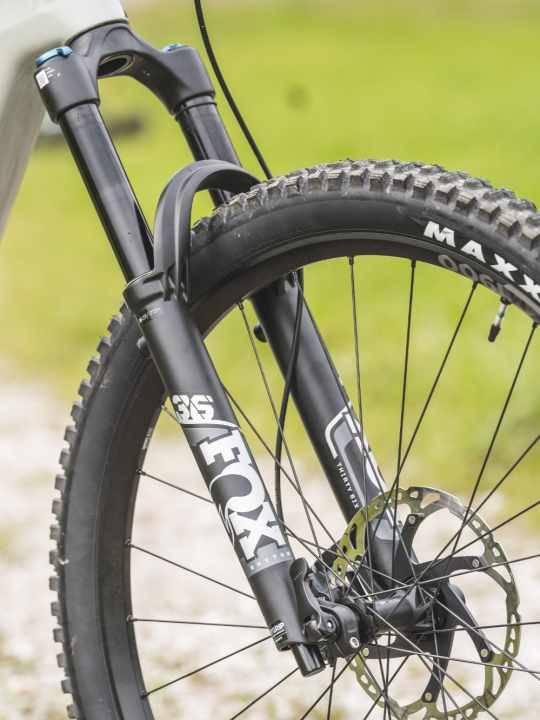 Die Fox 36 Rhythm im Canyon Spectral CF7 lässt Dämpfungskontrolle vermissen.