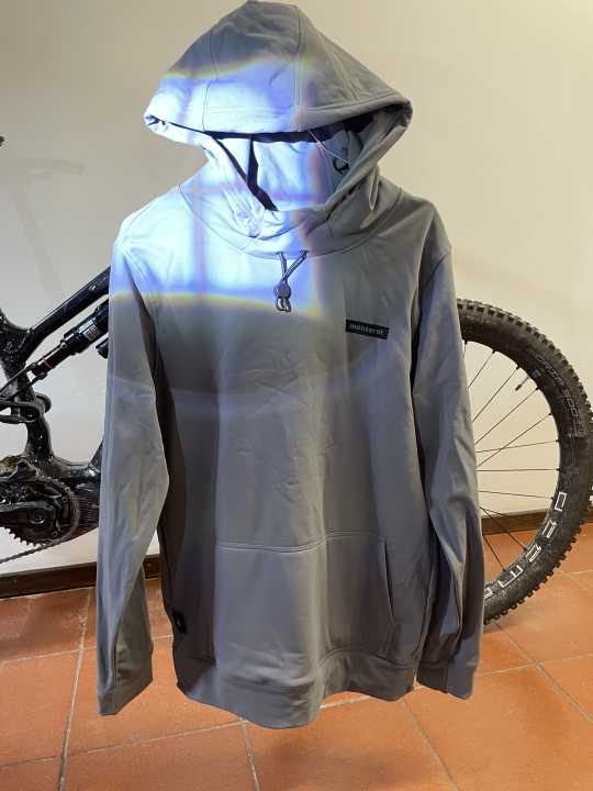 Der Monserat Tech Hoodie ist eigentlich Pullover und leichte - aber vor allem lässige - Jacke in einem.