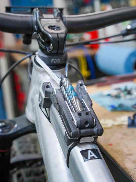 Je komplexer ein Bauteil, desto schwieriger nachzuvollziehen, woher die Einzelteile dafür kommen. Syntace entwickelt zwar Produkte, wie hier das K.I.S.-System, in Deutschland, produziert Anbauteile aber teilweise auch in Asien.