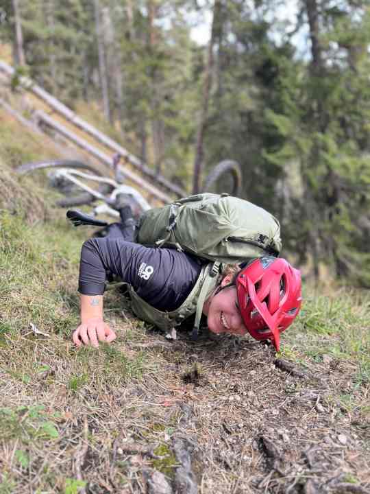 Normalerweise ist Fotograf und Newschooler Max Fuchs der Superstar auf dem Trail, bei dem Oldschool-Manöver Hinterrad-Versetzen tut sich Max jedoch schwer.