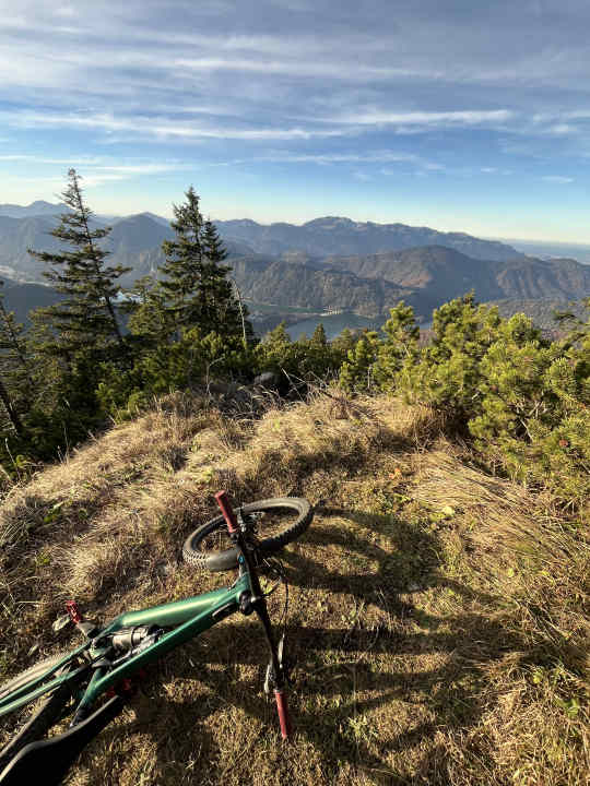 Bei längeren Bergtouren musste schon mal der Range-Extender mit. Hier in der Flaschenhalterung zu sehen.