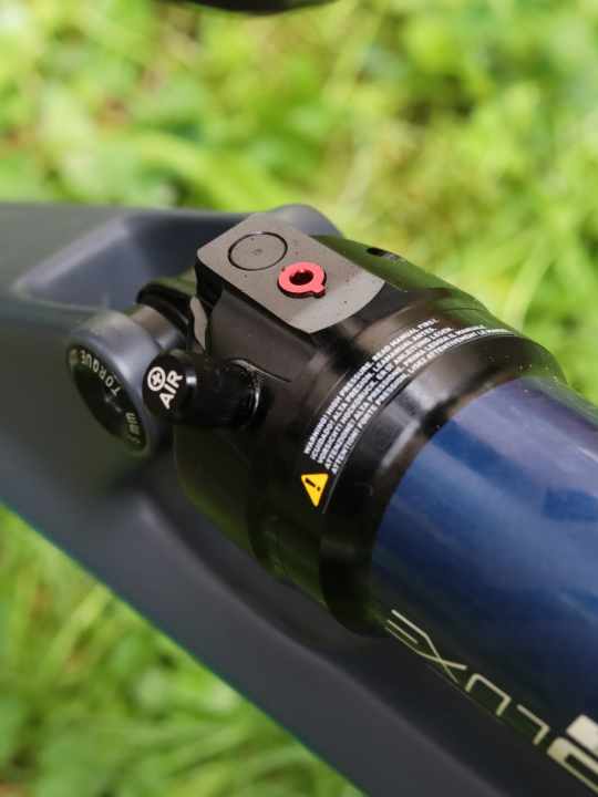 Klein und funktional aber eben auch filigran: Die Zugstufen-Verstellung funktioniert am Rockshox Sid Luxe Ultimate nur mit einem 2,5 Millimeter-Inbus.