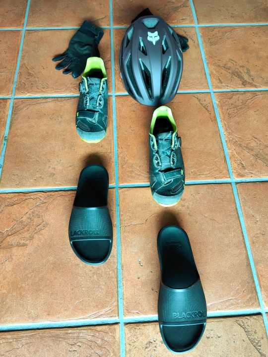 Der Weg hin zur Erholung: Helm, Handschuhe und MTB-Schuhe aus, dann rein in die Recovery-Schlappen von Blackroll.