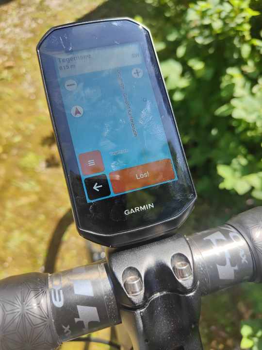 Wenig Luft zwischen Fahrradcomputer und Vorbau - bei machen Halterungen anderer Hersteller außer Garmin kann das auch zu knapp sein.