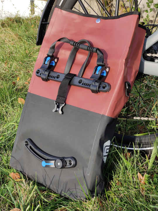 Die Forrider Basic ist eine reine Fahrradtasche für den Gepäckträger. Deutlich leichter als die 3in1-Modelle und mit etwas weniger Volumen.