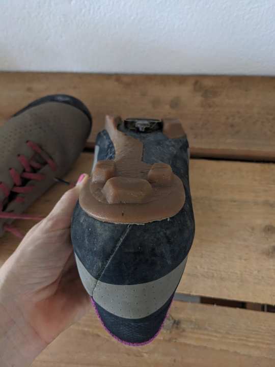 Schiebepassagen haben Spuren hinterlassen. An einigen Stellen ist die Laufsohle, wie zu erwarten, schon etwas abgenutzt.