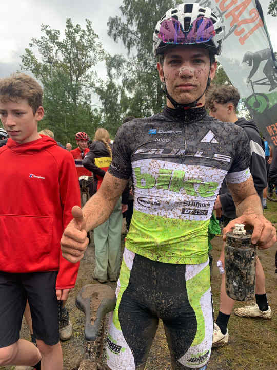 Daumen hoch nach dem Rennen!