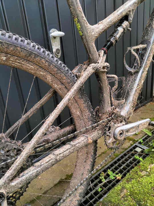 Solche Bedingungen mag weder die Mechanik, noch die Hydraulik, noch die Elektronik. Kiloweise Schmutz bescherten dem Specialized Epic 8 Expert einen besonders intensiven Dauertest.