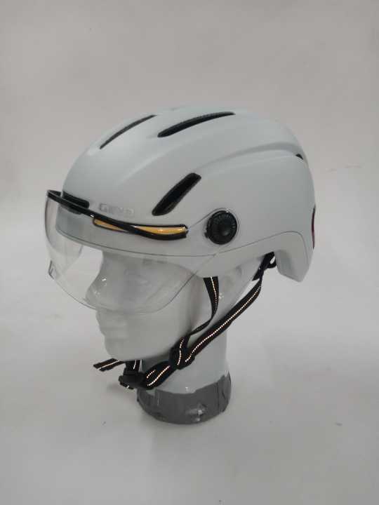 Das Visier am Giro Ethos Mips Shield ist gut für Brillenträger geeignet und hält Fahrtwind zuverlässig ab. Leider verzerrt es die Sicht etwas.