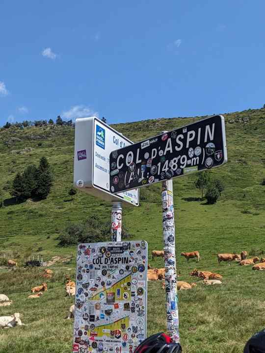 Geschafft - der erste Pass liegt hinter mir. Jetzt eine Abfahrt und dann geht’s hinauf zum Col du Tourmalet