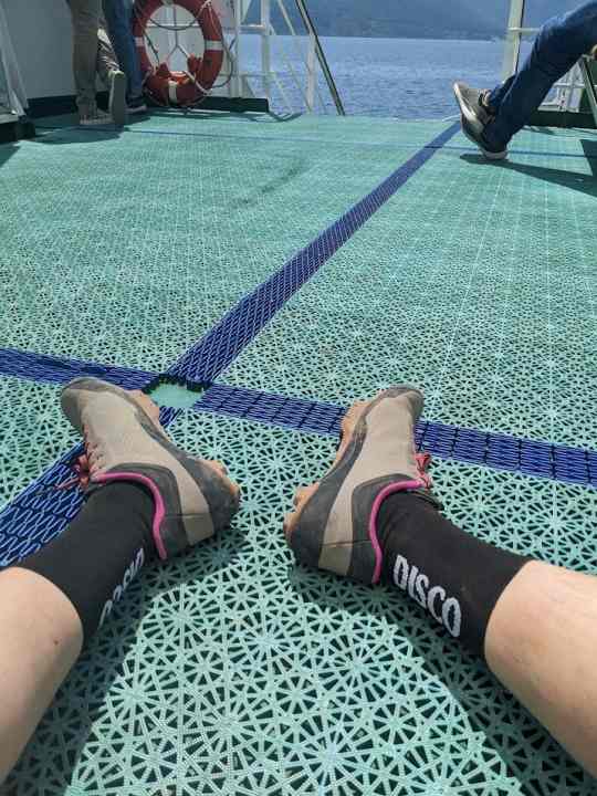 Zugegeben: Ganz ohne Anzuhalten war es nicht. Ein Supermarktstopp, Toilettenpausen, 2 Fähren und zwei fünf-Minuten-Powernaps waren dabei