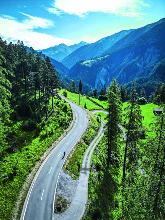 Große Berge: Die langen Distanzen der Tortour führen kreuz und quer durch die Schweizer Alpen.