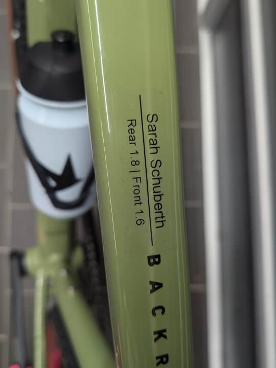 Versehentlich einen neuen Namen bekommen, aber viel wichtiger: die Reifendrücke, die Schwalbe errechnet hat für mich: 57 Kilo plus Rad, 45 mm breiter Reifen; auch die Felgeninnenweite wurde berücksichtigt.