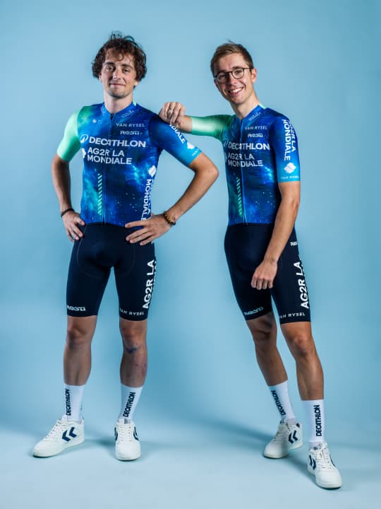 Ein dunkles Blau und Mintgrün prägen das Outfit der Franzosen