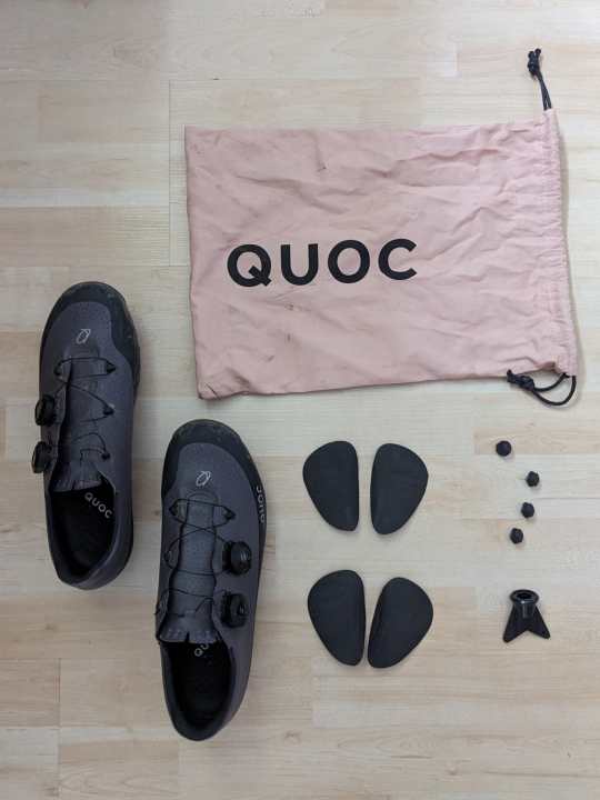 Der Quoc Grand Tourer XC kommt nicht allein. Zu den Schuhen gesellt sich ein Transportbeutel, drei Fußgewölbeeinsätze, TPU-Spikes und ein Spike-Schlüssel.