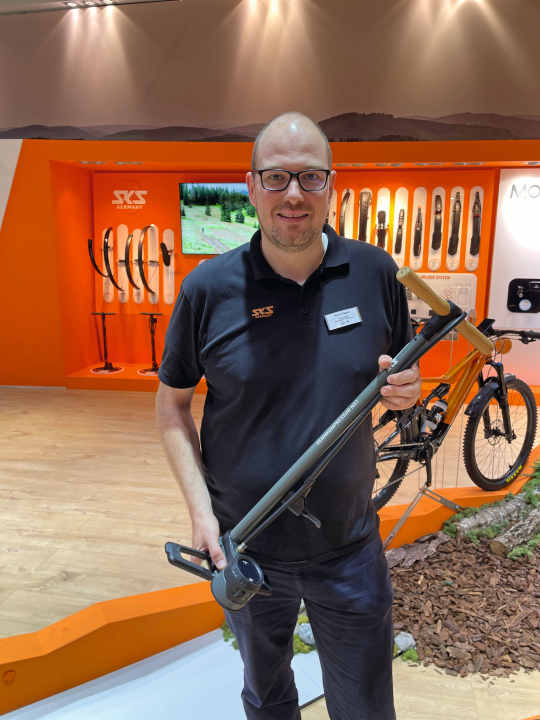 Herzstück der Firmengeschichte: der SKS-Rennkompressor, hier in den Händen von Marcel Spork